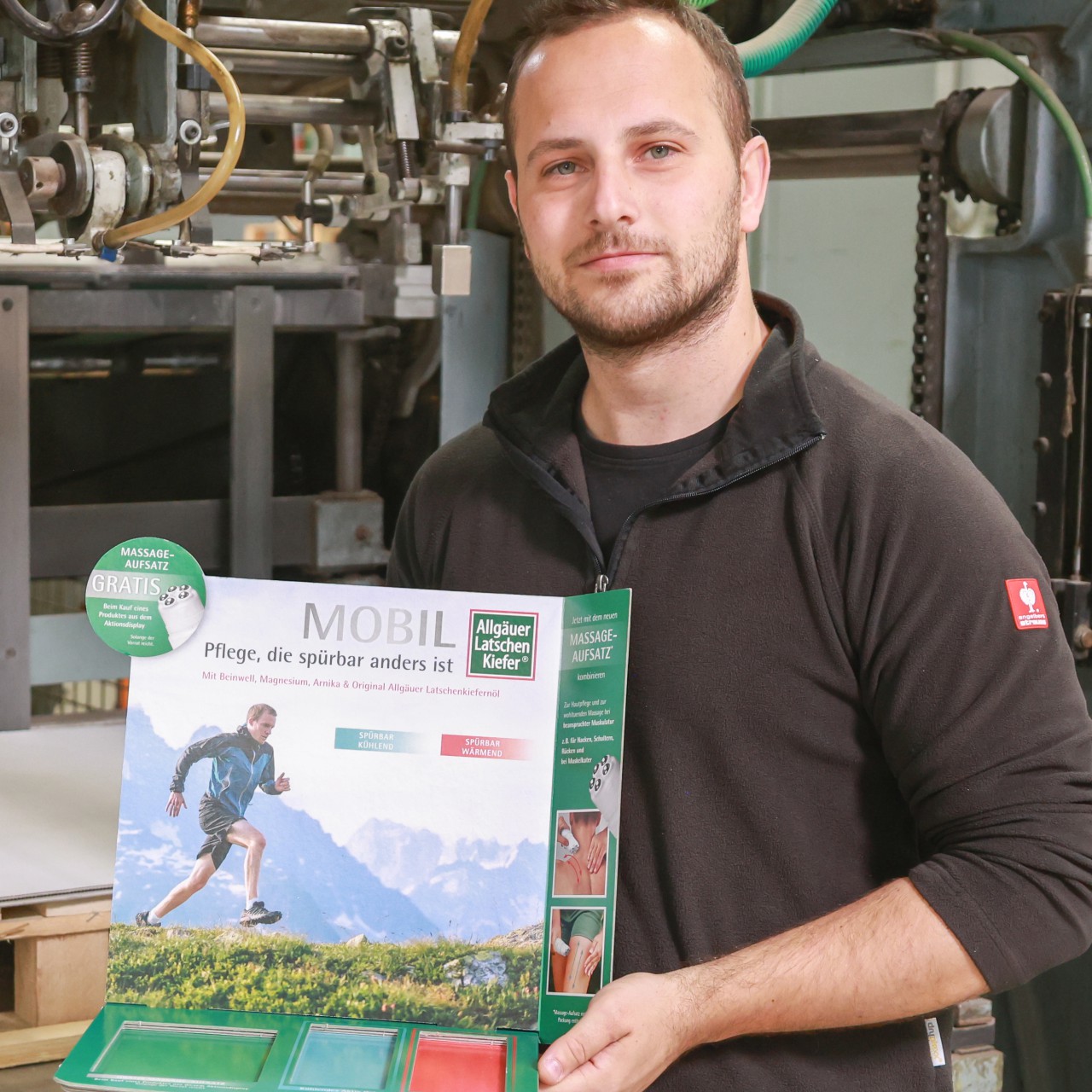 Mitarbeiter präsentiert ein Display