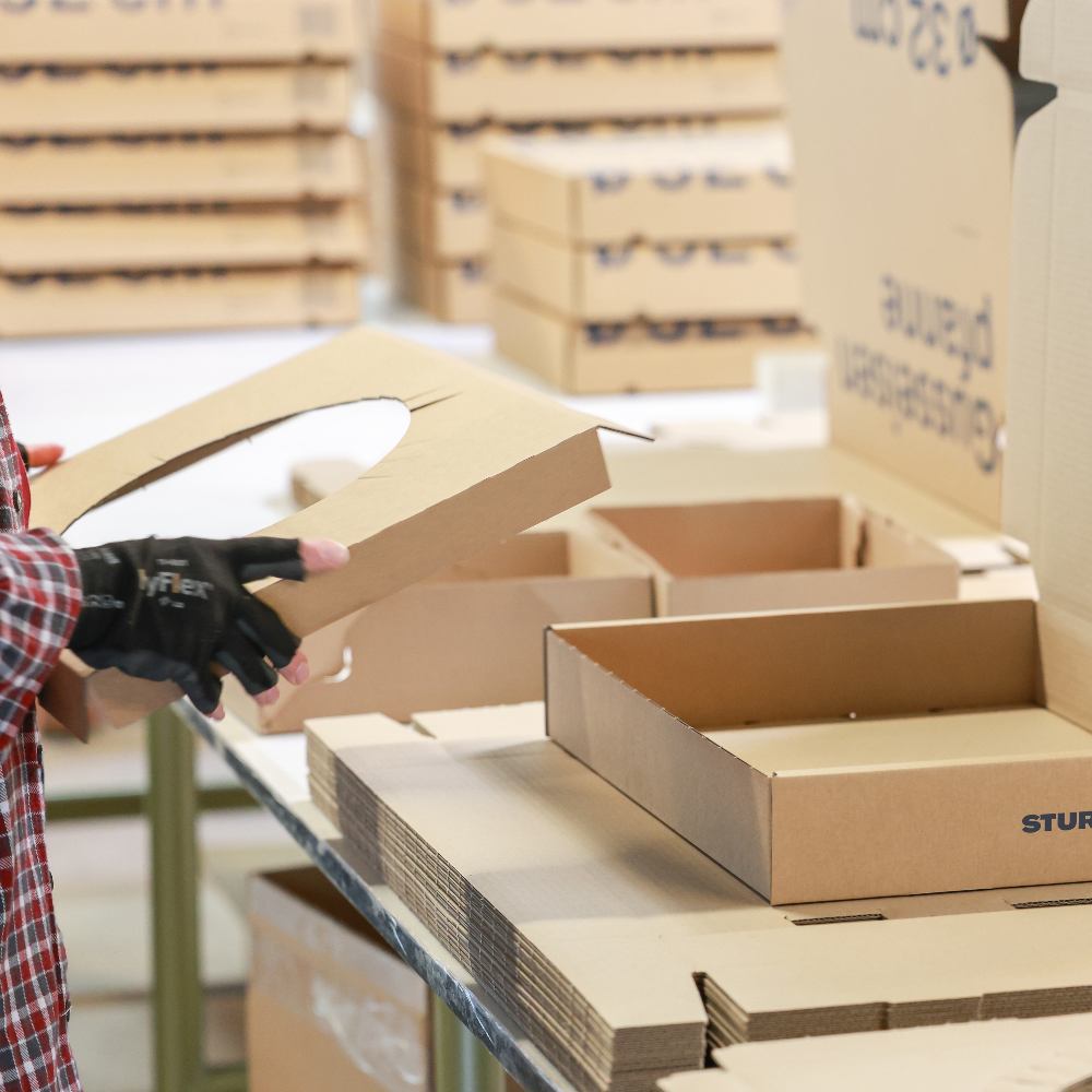 Kartonagen werden gefaltet