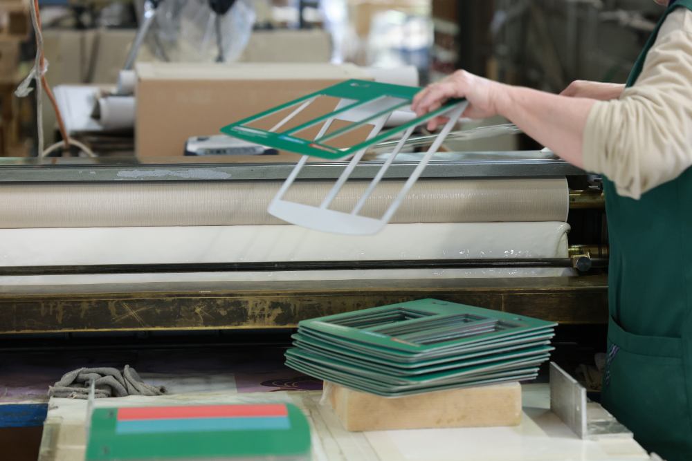 gestanzte Bögen werden weiter verarbeitet